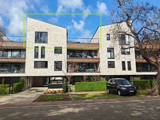 <p><span>Modern en luxueus penthouse op toplocatie</span></p><p><span>Met veel enthousiasme stellen wij u dit modern en uitstekend uitgerust penthouse voor met een bewoonbare oppervlakte van 93 m², gelegen in residentie Citerra, op een boogscheut van het Terhills Hotel in Maasmechelen. Dankzij de uitstekende ligging, hoogwaardige afwerking en het ruime terras is dit appartement een unieke opportuniteit.</span></p><p><span>Bij het betreden van het appartement komt u terecht in de inkomhal, voorzien van een ingebouwde vestiaire en een gastentoilet. Vanuit hier bereikt u de lichtrijke leefruimte met grote raampartijen die zorgen voor een aangename en open sfeer. De woonkamer sluit naadloos aan op de moderne open keuken, die volledig uitgerust is met kwalitatieve toestellen, waaronder een inductiekookplaat, oven, vaatwasser en dampkap.</span></p><p><span>Het appartement beschikt over twee slaapkamers en een stijlvolle badkamer met een ruime inloopdouche en een badkamermeubel met dubbele wastafel. Daarnaast is er een praktische berging aanwezig met aansluiting voor een wasmachine en droogkast.</span></p><p><span>Een absolute troef van dit penthouse is het zeer ruime en aangename terras. Hier geniet u in alle rust en privacy van de zon, met een mooi uitzicht op het groendak. Het terras is bovendien bereikbaar vanuit zowel de keuken als de slaapkamer en is uitgerust met een zonneluifel voor extra comfort.</span></p><p><span>Het appartement is hedendaags ingericht met oog voor detail en biedt een luxueus wooncomfort. Dankzij de domotica van Loxone kan u onder andere de verlichting eenvoudig bedienen via uw smartphone.</span></p><p><span>Extra troeven:<br />· Bewoonbare oppervlakte van 93 m²<br />· Vloerverwarming<br />· Verlichting bedienbaar via smartphone<br />· Domotica van Loxone<br />· Zonnepanelen<br />· Zonneluifel op het terras<br />· Inbouwkasten in elke kamer<br />· Ondergrondse autostaanplaats en kelderberging<br />· Slaapkamer voorzien van verduisterende lamellen<br />· Terras toegankelijk via keuken en slaapkamer<br />· Bereikbaar via lift en trap</span></p><p><span>Het appartement is momenteel verhuurd aan 969,02 per maand, met een provisie van 85 per maand.</span></p><p><span>Ontdek dit unieke penthouse: geniet in alle rust en van een uitzonderlijk ruim terras met een adembenemend uitzicht op de mijnschachten van Connecterra! </span></p><p><span>Meer info of graag een bezichtiging? Neem contact op met Carolien via <span>Carolien@jemar.be</span></span><span> of 0484357067.</span></p>