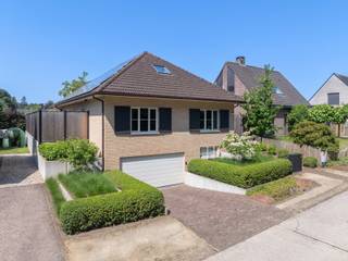 In een rustige en groene residentiële toplocatie in Kasterlee bevindt zich deze uitzonderlijk goed onderhouden vrijstaande villa, gebouwd in 2003 en stijlvol gerenoveerd in 2020. De woning combineert een tijdloze architectuur met hedendaags comfort en een hoogwaardige afwerking, waardoor ze volledig instapklaar is.
De woning werd praktisch ingedeeld met drie volwaardige slaapkamers op het gelijkvloers, wat een optimaal wooncomfort biedt voor zowel gezinnen als wie levenslang comfortabel wil wonen. De volledig ingerichte zolderverdieping vormt een absolute meerwaarde en biedt plaats aan vier extra slaapplaatsen. Deze veelzijdige ruimte kan eveneens dienstdoen als hobbyruimte, praktijkruimte, speelkamer of logeerverdieping.
Binnen valt meteen de verzorgde kwalitatieve afwerking op. De lichtrijke leefruimte geniet bovendien van airconditioning, terwijl het verwarmingssysteem met warme luchtkanalen zorgt voor een aangenaam en gelijkmatig binnenklimaat.
Ook op energetisch vlak scoort deze woning uitstekend dankzij de aanwezigheid van zonnepanelen, wat resulteert in een lagere energiefactuur en een duurzamer wooncomfort.
Buiten is het minstens even aangenaam. De fraai aangelegde tuin met ruim open terras en overdekte loungehoek vormt een heerlijke plek om in alle rust te genieten van het buitenleven. Het perceel is volledig omheind, waardoor privacy, veiligheid en gebruiksgemak verzekerd zijn.
Verder beschikt de woning over een ruime dubbele garage en geniet ze van een uitstekende ligging, op korte afstand van het centrum van Kasterlee, scholen, winkels en de prachtige Kempense natuur. Vastgoedinfo in aanvraag.
Bijzonderheden :
Vrijstaande, instapklare villa
Bouwjaar 2003 – gerenoveerd in 2020
Houtskeletbouw
Rustige, residentiële ligging
Drie slaapkamers op het gelijkvloers
Volledig ingerichte zolder met vier slaapplaatsen
Ingemaakte kasten
Airconditioning in de leefruimte
Verwarming via warme luchtkanalen
Zonnepanelen met groencertificaten tot 2030
Dubbele garage
Fraai aangelegde, volledig omheinde tuin met terras
Uitzonderlijk goed onderhouden