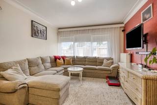 <p><span><span>Bent u op zoek naar ene ruim en lichtrijk appartement op een rustige en gegeerde locatie? Dan is dit charmant appartement op de hoogste verdieping van een kleinschalig gebouw met slechts drie appartementen zeker een bezoek waard!</span></span></p><p><span><span>Dankzij het ontbreken van een syndicus geniet u bovendien van lage gemeenschappelijke kosten.</span></span></p><p><span><span>Via de centrale inkomhal met gastentoilet komt u in de gezellige leefruimte aan de voorzijde van het gebouw. Een stijlvolle dubbele glazen deur zorgt voor een mooie overgang tussen de inkomhal en de ruime living, waar het aangenaam vertoeven is dankzij de overvloedige lichtinval.</span></span></p><p><span><span>De aparte keuken biedt alle mogelijkheden om lekker te koken.</span></span></p><p><span><span>Verder beschikt het appartement over twee volwaardige slaapkamers, een badkamer met ligbad en een knus terrasje waar je in alle rust kan genieten van een kopje koffie of een zonnig moment.</span></span></p><p><span><span>Extra troeven zijn de dubbele privatieve kelder, die heel wat extra bergruimte biedt en de ligging in het geliefde Deurne-Zuid.</span></span></p><p><span><span> </span></span></p><p><span><span><u>Bijzonderheden</u>:</span></span></p><p><span><span>EPC Energielabel B - 200 kwh/(m² jaar)</span></span></p><p><span><span>Er is overal dubbele beglazing</span></span></p><p><span><span>CV is individueel op gas</span></span></p><p><span><span>Het dak werd in 2023 geïsoleerd</span></span></p><p><span><span>Vaste kosten:  20/maand (water en blokpolis)</span></span></p><p><span><span>P-score: A</span></span></p><p><span><span>G-score: A</span></span></p>