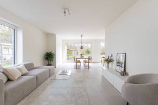 Hectaar realiseert lichtrijke, energiezuinige en praktisch ingerichte nieuwbouwwoningen in een kleinschalig project te Merchtem (Peizegem).<br />Deze woningen genieten van een zeer centrale ligging met een makkelijke verbinding naar invalswegen, winkels en scholen. Ideaal voor wie comfortabel wil wonen met alle voorzieningen binnen handbereik.<br /><br />Bij elke woning krijgt de koper de mogelijkheid om volledig inspraak te hebben in de inrichting en afwerking. In samenwerking met onze vaste partnerleveranciers kies je zelf de materialen en afwerking volgens jouw smaak en budget – zo maak je van deze woning écht jouw thuis.<br /><br /><strong>Indeling Lot 03:</strong><br />Gelijkvloers: Inkomhal met gastentoilet en vestiaire, ruime en lichtrijke leefruimte met open keuken en praktische berging.<br />Verdieping: Nachthal met apart toilet, drie volwaardige slaapkamers (15,25m² - 13,59m² - 10,44m²) en een badkamer uitgerust met ligbad, inloopdouche en dubbele lavabomeubel (8m²)<br />Zolder: Bereikbaar via zolderluik (48,75m²) – ideaal als extra opbergruimte of mogelijke uitbreiding<br /><br /><strong>Troeven van deze woningen:</strong>
<ul>
<li>Energiezuinig en toekomstgericht wonen</li>
<li>Voorzien van lucht/water warmtepomp, zonnepanelen en vloerverwarming</li>
<li>Regenwaterput van 7.500 liter aangesloten op toiletten, wasmachine en buitenkraan</li>
<li>gunstig georiënteerde percelen met optimale lichtinval</li>
</ul>
Wens je meer informatie? Contacteer ons vandaag nog voor bijkomende details of een afspraak op ons kantoor te Ternat.<br />(Foto’s zijn referentiebeelden van voorgaande projecten)