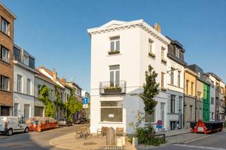 <p>In het hart van Borgerhout, aan de uniek gelegen Florastraat, vindt u deze charmante woning die perfect is voor wie op zoek is naar een instapklare woning. Met een bewoonbare oppervlakte van 100 m² biedt dit huis een fijne mix van ruimte en functionaliteit.<br />Deze woning is een uitstekende keuze voor diegenen die behoefte hebben aan een praktische en comfortabele leefomgeving met een centrale ligging. Met zijn aantrekkelijke prijsstelling en potentieel om verder te personaliseren, laat dit huis u toe uw eigen stempel te drukken in een wijk die bruisend is van leven en dynamiek. Aarzel niet om dit mooie huis te komen bezichtigen en ontdek wat het te bieden heeft.<br /> </p>
<p><u><strong>Indeling van de woning:</strong><br />Kelder</u>: 35 m²<br /><u>Gelijkvloers:</u><br />Leefruimte: +/- 30 m² parket <br />Open keuken: niet geplaatst<br />Inkomhal: +/- 5 m² met traphal<br />Afzonderlijk toilet<br /><u>1e verdieping:</u><br />Slaapkamer 1: +/- 23 m² parket<br />Badkamer: +/- 8 m² natuursteen, douche, dubbele lavabo en toilet<br /><u>2e verdieping:</u><br />Slaapkamer 2: +/- 23 m² parket<br />Slaapkamer 3: +/- 8 m² parket<br /><br />Verwarming op gas met condensatieketel. I</p>