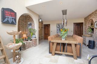 Deze charmante villawoning is ontworpen met een Spaanse toets, met haar rode pannendak, afgeronde geveldetails en authentieke baksteen die...