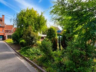 Bent u op zoek naar een woning met ruimte en vooral veel mogelijkheden? Deze verrassend ruime woning op een perceel van 390 m² biedt 183 m² bewoonbare oppervlakte (volgens EPC certificaat) en beschikt over een bijzonder interessant bestaand volume.<br /><br />De woning omvat onder meer een inkom, een karaktervolle leefruimte met "herenhuisallures", aanpalend een ruime en lichtrijke uitbouw (+/- 12m diep) met hoge plafonds en een mooi zicht op de tuin. Op de verdieping bevinden zich drie kamers. De zolder met vaste trap biedt bovendien nog potentieel voor het inrichten van een extra kamer. Tevens is er een kelder aanwezig.<br /><br />De bestaande uitbouw dateert uit het begin van de jaren ’90 en zorgt vandaag al voor een bijzonder ruime woonruimte. Een bijkomende uitbreiding is dan ook niet nodig. De basis en het volume van de woning zijn er.<br /><br />Achteraan beschikt de woning over een terras en een aangename, groene tuin. Een grote meerwaarde is de ruime garage van maar liefst (5,4 x 7,4 m), met voorliggende oprit. Hier is er voldoende plaats voor een wagen én tal van fietsen of andere spullen.<br /><br />De absolute troef? Het bestaande volume, de hoge plafonds en de vele mogelijkheden om dit pand opnieuw te transformeren tot een ruime en karaktervolle gezinswoning. De woning werd de voorbije 35 jaar gebruikt als kantoor en is vandaag toe aan een grondige opfrisbeurt.<br /><br />Ideaal voor de handige doe-het-zelver of renovatieliefhebber die graag de handen uit de mouwen steekt. De bestaande structuur en het ruime volume vormen een uitstekende basis om hier een eigentijdse woning met karakter van te maken.<br /><br />Een interessante opportuniteit voor wie op zoek is naar ruimte, karakter en ontwikkelingspotentieel in het hartje van Aalbeke, op korte afstand van Kortrijk.<br /><br />Interesse? Bel of mail Jasper: 0479/27 71 92 – Jasper@immopottelberg.be