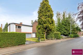 Gezellige woning met 3 kamers &amp; garage op een perceel van 8are! Indeling gelijkvloers: inkomhal, apart toilet, woonkamer, keuken, berging, wasplaats, veranda en garage. Op de 1ste verdieping: nachthal, 3 slaapkamers, berging en badkamer met douche, lavabo en toilet. Gezellige tuin met overdekt terras en 2 garages. Zeer goed gelegen, op wandelafstand van station Haacht, winkels en scholen.