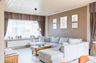 Deze landelijk gelegen en <strong>instapklare halfopen bebouwing</strong> bevindt zich in een kindvriendelijke wijk aan de rand van Sint-Niklaas. De woning is gelegen op een <strong>perceel van 512 m²</strong> en combineert een <strong>aangename ligging</strong> met een praktische indeling. Dankzij de nabijheid van belangrijke invalswegen en de vlotte verbinding naar de E17 zijn zowel Antwerpen als Gent gemakkelijk bereikbaar.<br /><br />Via de inkomhal komen we in de <strong>ruime en lichtrijke leefruimte</strong>, waar grote raampartijen zorgen voor veel lichtinval. Aansluitend bevindt zich de <strong>vernieuwde keuken</strong>, die voorzien is van alle hedendaags comfort. Ook vinden we op het gelijkvloers de vernieuwde badkamer terug. <br /><br />Op de <strong>eerste verdieping</strong> bevinden zich twee volwaardige slaapkamers. Daarnaast is er een grote open ruimte die verschillende mogelijkheden biedt. Deze kan dienstdoen als hobbyruimte, bureau, speelruimte of, mits de nodige aanpassingen, als extra slaapkamer. Via een vaste trap bereiken we de <strong>ruime, afgewerkte zolderkamer</strong>. <br /><br />Ook buiten heeft de woning heel wat te bieden. De <strong>tuin </strong>biedt <strong>mooi uitzicht over de achtergelegen velden</strong> en beschikt over een oprit en <strong>garage</strong>, wat zorgt voor extra parkeergelegenheid en praktische bergruimte.<br /><br />De woning beschikt bovendien over een<strong> EPC-label B</strong>, wat een mooie troef is op vlak van energiezuinigheid.<br /><br />Wenst u deze woning graag te bezichtigen? Neem dan contact op met Emily via emily@claves.be of op het nummer 0468 30 00 32.