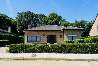 <p>Bent u op zoek naar een comfortabele woning in een groene en rustige omgeving? Dan is deze charmante bungalow beslist een bezoek waard. <br /><br />De woning verwelkomt u via een ruime inkomhal en beschikt over een lichtrijke en ruime leefruimte waar het aangenaam vertoeven is.</p>
<p>De ingerichte keuken sluit aan op de gezellige veranda, vanwaar u kunt genieten van het mooie uitzicht op de tuin en het omliggende groen.</p>
<p>Verder biedt de woning 3 slaapkamers (19 m², 9 m², 9 m²), een afzonderlijk bureau (9 m²), een badkamer met dubbele lavabo en douche en een apart toilet.</p>
<p>De grote zolder is bereikbaar via een intrekbare trap vanuit de bergruimte.</p>
<p>De garage met plaats voor wasmachine en droogkast, de verzorgde tuin en de rustige ligging vormen extra troeven van deze eigendom. Hier geniet u dagelijks van rust, privacy en een aangename woonomgeving.</p>
<p>EPC 759 : renovatieplicht van toepassing. P-score: A | G-score: A.</p>
<p>Zeer centraal gelegen, vlakbij scholen, winkels en openbaar vervoer. Goede bereikbaarheid via N16 en E17.</p>