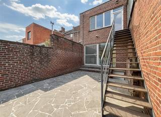 <p><span>Rebecq, dans le centre ville, belle maison de maitre proposant un grand espace modulable au rez de chaussée et un beau logement à l'étage. La maison se compose d'un hall d'entrée carrelé vers une belle pièce de 13 m² carrelée. Grand espace de 38 m² carrelé vers la terrasse et le jardin. Magnifiques caves dont cellier, buanderie et chaufferie avec accès au jardin. Toilette séparée. A l'étage, bel espace séjour de 38 m² avec cuisine ouverte. Chambre carrelée de 15 m² avec vestiaire et techniques. Toilette séparée. A l'étage supérieur, 2 belles chambres de 20 et 11 m² sous plancher stratifié et salle de bain composée d'une baignoire et de deux éviers. Compteurs électriques individuels. 2 chaudières Buderus. Toiture renouvelée. Électricité renouvelée. Adoucisseur d'eau. CC au gaz. Double vitrage pvc. Caméras. PEB D. Faire offre à partir de 295.000€. Infos et visites au 02/355.50.55. </span></p>