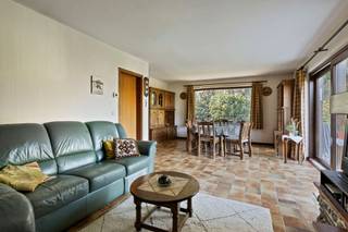 <p><span>Gelijkvloerse villa.</span></p><p><span>Indeling:</span></p><p><span>Inkomhal, met wc en ruimte voor vestiaire.</span></p><p><span>Lichtrijke woonkamer met zicht op de onderhoudsvriendelijke tuin. Ingerichte leefkeuken met toegang tot tuin.</span></p><p><span>Nachthal, 3 slaapkamers, dressing/berging, badkamer met bad en douche.</span></p><p><span>Garage met aansluitingen wasmachine.</span></p><p><span>Bergzolder met trektrap.</span></p><p><span>EPC D, condensatieketel d.d.2011, spouwmuren en plafond geïsoleerd.</span></p><p><span>Regenwaterput 3.000 liter en waterverzachter.</span></p><p><span>Zeer gunstig gelegen met een vlotte verbinding tot Brussel (400m van bushalte, 1,5km Buizingen &amp; Huizingen station, 700m van de Ring), 800m van winkels (Delhaize, Aldi,..) op 1,5km van de basisschool.</span></p><p><span> </span></p>