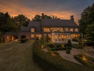 <p>Deze karaktervolle klassieke villa werd in 1981 gebouwd door architect Laporta in opdracht van de huidige eigenaars. De woning biedt royale leefruimtes, 5 tot 6 slaapkamers, 3 badkamers en is gelegen op een prachtig perceel van 5.233m². De combinatie van duurzame materialen, ruime vertrekken en een uitzonderlijke groene ligging maakt dit een bijzonder eigendom. De villa grenst aan de Halse Bossen en het Drijhoekbos, samen goed voor een natuurgebied van ca. 200 ha.</p>
<p><strong>GELIJKVLOERS<br /></strong>Via de statige inkomhal op travertin met grote trappartij, gastentoilet en handenwasser betreden we de woning. Aan de rechterzijde bevindt zich het bureel en centraal de keuken. De woonkamer bestaat uit verschillende sfeervolle delen met een leeshoek, TV-hoek aan de open haard in Franse zandsteen en een eethoek met toegang tot het terras en de orangerie. De orangerie op travertin beschikt over vloerverwarming en automatische sunscreens. De ruime keuken met ontbijthoek is voorzien van een granieten werkblad, vaatwasser, heteluchtoven en dubbele spoelbak en sluit aan op de koeleberging en wasplaats. De dubbele garage beschikt over een automatische poort, ingemaakte kastenwand en uitgietbak. Via een overdekte doorgang is er toegang tot de 3de garage.</p>
<p><strong>1STE VERDIEPING<br /></strong>De statige trappartij brengt ons naar de overloop op Brabo parket met linnenkasten, nachttoilet en handenwasser. De mastersuite omvat een dressing, vernieuwde badkamer met dubbele lavabo, spiegelkasten, inloop-regen-douche en toilet, aangevuld met 2 slaapkamers of extra dressingruimte. De 3de en 4de slaapkamer beschikken over een gemeenschappelijke badkamer met lavabo, bad/douchecombinatie en toilet. De polyvalente ruimte is momenteel ingericht als woonkamer met kasteelhaard, bar, balkon en bergkamer.</p>
<p><strong>2DE VERDIEPING<br /></strong>De vaste trap leidt naar een overloop, een 6de slaapkamer met eigen douchekamer én een zeer ruime zolder van 110m² met tal van mogelijkheden.</p>
<p><strong>KELDER<br /></strong>De kelderverdieping bestaat uit 2 delen en biedt een bergruimte, een technische ruimte en toegang tot de kruipkelder.</p>
<p><strong>TUIN<br /></strong>De prachtig aangelegde zuidwest tuin biedt 100% privacy en beschikt over een ruim terras, een vijverpartij, tennisterrein en 3 tuinhuizen.</p>
<p><strong>BIJZONDERHEDEN<br /></strong>Rolluiken, tuinverlichting, schrikverlichting, tuinalarm, tennisveld, automatische toegangspoort, cv op aardgas, vloerverwarming, thermostatische kranen, dubbele beglazing, schrijnwerk in hout, vaste vliegenhorren, alarm met sensoren, raamcontacten en deurcontacten, alsook camerabewaking.</p>
<p><strong>POSITIEVE PUNTEN<br /></strong>Royale ruimtes<br />Tijdloze bouwstijl<br />Zuidwest oriëntatie<br />Duurzame materialen<br />Prachtig aangelegde tuin<br />Ca. 60,90 meter straatbreedte<br />Op wandelafstand van natuurgebied<br />Nabij winkels, scholen en openbaar vervoer</p>