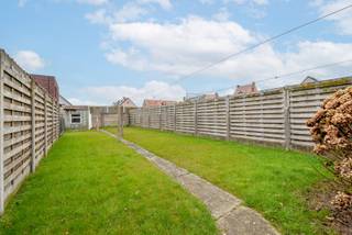 Te renoveren halfopen woning in Koekelare, ideaal voor wie een project zoekt. De woning heeft een leefruimte met eethoek en zithoek, een...