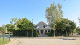 Alleenstaande villa in een rustige, residentiële wijk nabij het centrum van Knokke.<br /><br />De villa ligt op een perceel van 1.055 m² en heeft een royale bewoonbare oppervlakte van 368 m². Dankzij de rustige ligging en de uitstekende privacy is dit de ideale plek om volledig tot rust te komen.<br /><br />U betreedt de villa via een statige inkomhal met een imposante trap, gastentoilet en vestiaire. De lichtrijke woonkamer met sfeervolle open haard staat in directe verbinding met de eetkamer, waar u geniet van een prachtig zicht op de perfect onderhouden tuin en meerdere zonnige terrassen. De afzonderlijke, volledig uitgeruste keuken met gezellige ontbijthoek biedt alles wat u nodig heeft. Aansluitend bevindt zich een ruime berging en een inpandige garage voor twee wagens, evenals een technisch lokaal.<br /><br />Op het gelijkvloers is er tevens een bureau dat eventueel als extra slaapkamer kan worden gebruikt.<br /><br />De eerste verdieping biedt drie ruime slaapkamers, waaronder de luxueuze master bedroom met een ensuite badkamer en toegang tot een zonovergoten dakterras. Daarnaast is er een apart gastentoilet en een tweede, luxueus ingerichte badkamer.<br /><br />De villa beschikt over een ruime oprit met plaats voor vier wagens, en de prachtig aangelegde tuin rondom de woning biedt volop ruimte om te genieten van de rust en natuur.<br /><br />Kortom, een stijlvolle en uiterst goed onderhouden villa op een toplocatie in Knokke, die zowel comfort als privacy garandeert. Ideaal voor wie op zoek is naar een rustige en luxueuze woonervaring!