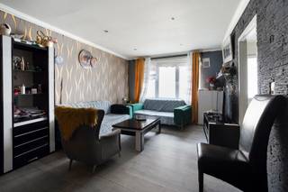 <p>Te koop: Te renoveren gezinswoning in de Advokaatstraat te Boom</p><p><br /></p><p>Gelegen in een rustige straat, vlakbij het administratief centrum van Boom, openbaar vervoer, scholen, winkels en belangrijke invalswegen, biedt deze woning een uitstekende basis voor wie op zoek is naar een renovatieproject met potentieel.</p><p><br /></p><p>De woning beschikt over een praktische indeling met een leefruimte, keuken, badkamer en drie slaapkamers. Achteraan bevindt zich een aangenaam terras waar u na de renovatiewerken een gezellige buitenruimte kunt creëren.</p><p><br /></p><p>Dankzij de centrale ligging en de vele mogelijkheden om de woning volledig naar eigen smaak te moderniseren, vormt dit pand een interessante opportuniteit voor zowel gezinnen als investeerders.</p><p><br /></p><p>Belangrijkste ruimtes:<br />• Living met aangename lichtinval<br />• Keuken met dampkap, elektrisch fornuis en oven<br />• Badkamer met inloopdouche, toilet, aansluiting voor wasmachine en droogkast, wastafel<br />• Drie slaapkamers<br />• Terras</p><p><br /></p><p>Troeven:<br />• Centrale ligging nabij openbaar vervoer en invalswegen<br />• Praktische indeling met drie slaapkamers<br />• Aangenaam terras als buitenruimte</p><p><br /></p><p>Neem vandaag nog contact op met je ERA-makelaar voor een bezoek.</p><p><br /></p><p>JOUW DROOMHUIS. ZO GEVONDEN!</p>