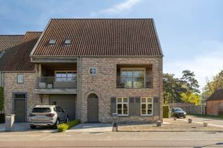 <strong>Prachtig duplex appartement vlakbij donkmeer</strong><br /><br />Freca biedt u exclusief dit kwaliteitsvol duplex appartement aan vlakbij het donkmeer en het donkoeverpark alsook in de nabijheid van winkels, restaurants en vele ontspanningsmogelijkheden. Het gebouw bevat 2 appartementen, elk met zijn eigen aparte ingang. Er zijn geen gemeenschappelijke ruimtes. <br />Deze duplex op de eerste verdieping bestaat uit een lichtrijke leefruimte met open keuken en berging, twee mooie terrassen voor een hele dag zon, twee ruime slaapkamers, badkamer met bad, douche en dubbele wastafel, een toilet op elk verdiep en een ruime zolder.<br />Ook is een aparte garage van 34 m² beschikbaar t.w.v. 25.000 euro.<br /><br /><strong>BEZOEKDAG!</strong> Op zaterdag 9 Mei 2026 vanaf 10u-13u. Reservatie verplicht Inschrijven via info@freca.be met vermelding 'opendeur Donklaan' en uw contactgegevens.