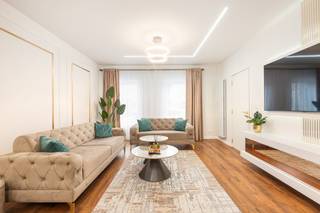 [[ DIT PAND NEEMT DEEL AAN DE ERA OPEN HUIZEN DAG OP 19/9 VAN 11:00 TOT 12:00 ]]
<p>Instapklare woning in Lebbeke met garage, tuin en extra praktijkruimte.</p>

<p>Deze volledig vernieuwde gesloten bebouwing in de Lange Molenstraat combineert comfortabel wonen met een centrale ligging in Lebbeke. De woning verkeert in perfecte staat dankzij vernieuwde leidingen, een nieuwe ketel en conforme elektriciteit, waardoor er geen werken nodig zijn. De ruime tuin van 200 m² biedt een aangename buitenruimte in een groene omgeving, vlak bij scholen, openbaar vervoer en belangrijke invalswegen. Extra troef is de aparte ruimte achteraan de woning, ideaal voor een vrij beroep, hobbyruimte of bureau aan huis. Bovendien beschikt de woning over een garage én parkeermogelijkheid voor de woning.</p>

<p> </p>

<p>Belangrijkste ruimtes:<br />• Ruime living (37 m²) met veel lichtinval<br />• Volledig ingebouwde keuken (12 m²) met inductiekookplaat, oven, vaatwasser en ingemaakte kasten<br />• 4 slaapkamers van 12 m², 13 m² en 14 m²<br />• Badkamer en meerdere toiletten aanwezig<br />• Berging (11 m²) met praktische opbergruimte<br />• Extra ruimte achteraan geschikt voor vrij beroep of praktijk<br />• Kelder (14 m²)<br />• Garage (13 m²)<br />• Tuin van 200 m²</p>

<p>Troeven:<br />• Volledig vernieuwde woning met conforme elektriciteit en geen renovatiewerken<br />• Garage én extra parkeerplaats voor de woning<br />• Mogelijkheid tot vrij beroep dankzij aparte achterliggende ruimte</p>

<p> </p>

<p>Neem vandaag nog contact op voor een bezoek aan deze woning in Lebbeke.</p>

<p>JOUW DROOMHUIS. ZO GEVONDEN!</p>