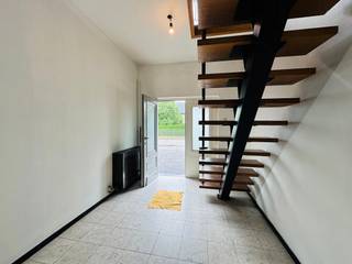 Goed onderhouden knusse woning te Bolderberg.<br /><br />Deze halfopen bebouwing is instapklaar. Het pand heeft twee slaapkamers, een ingerichte keuken en badkamer, living en wasplaats.<br /><br />Voor de woning is er één privatieve autostandplaats voorzien.