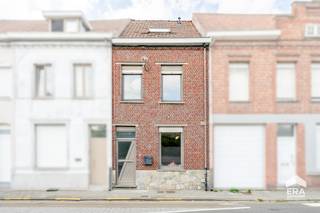[[ DIT PAND NEEMT DEEL AAN DE ERA OPEN HUIZEN DAG OP 19/9 VAN 17:30 TOT 18:30 ]]
<strong>Te koop: instapklare woning met 3 slaapkamers en zonnige tuin te koop in Harelbeke.</strong><br /><br /><br />Op zoek naar een <strong>instapklare starters- of gezinswoning</strong> met veel comfort en praktische indeling? Deze verzorgde woning in Harelbeke combineert een slimme indeling met 3 volwaardige slaapkamers, 2 badkamers en een zonnige, goed georiënteerde tuin.<br /><br /><u><strong>Indeling:</strong></u><br /><em>Gelijkvloers: </em>inkomhal met ruime berging en gastentoilet, volledig uitgeruste open keuken met aansluitend de eet- en woonkamer. Via de woonkamer is er rechtstreekse toegang tot het terras en de tuin.<br /><em>Eerste verdiep:</em> 2 volwaardige slaapkamers met ingebouwde kasten<br /><em>Tweede verdiep:</em> een grote slaapkamer met badkamer (toilet, lavabo en douche)<br /><br /><u><strong>Troeven:</strong></u>
<ul><li>Airconditioning aanwezig</li><li>Veel opbergruimte</li><li>Goed georiënteerde tuin</li><li>Rolluiken in de slaapkamers</li><li>Vlotte bereikbaarheid</li></ul>
<br />Een ideale woning voor starters of gezinnen die op zoek zijn naar comfort, ruimte en een aangename buitenomgeving in Harelbeke.<br /><br /><strong>Heb je interesse in deze woning? Neem dan snel contact op met Indra voor meer info of een bezoek - 0473/61.10.10.</strong>