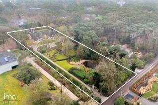 Deze luxueuze manoir is gelegen in een rustige straat op een boogscheut van de golf en het meer van Keerbergen. <br />Het perceel is meer dan 79 are groot en beschikt over een prachtig aangelegde parktuin met siervijver. <br /><br />De woning zelf biedt u 756 m² aan ruimte vol luxe, te beginnen bij de prachtige, lichtrijke inkomhal. Centraal gelegen en genietend van heel wat licht biedt deze enerzijds toegang tot de eerste verdieping via een Y-vormige traphal en anderzijds tot de woonkamer, gedeelte voor vrij beroep en garage / berging. <br /><br />Het gelijkvloers beschikt over drie prachtige, knusse zithoeken die genieten van lichtinval en de charme van de houtstructuren. <br />De eetkamer staat in verbinding met de keuken die op haar beurt werd volledig uitgerust met de meest luxueuze materialen van onder andere het merk Gaggenau. Ook hier zorgen de grote raampartijen voor een natuurlijke lichtinval. <br /><br />Het verwarmd binnenzwembad bevindt zich ook op de gelijkvloerse verdieping en kijkt uit op de groene tuin. De ruimte beschikt over een prachtige bar voorzien van opnieuw alle luxe zoals wijnkoelers, ijsmachine, champagnekast enzovoort. Een kleedruimte en douche zijn tevens voorzien. Tot slot kan u gebruik maken van de beamer die de ruimte omtovert tot een ware homecinema. <br /><br />In een aparte ruimte kan u tevens nog genieten van de sauna en hamam. <br /><br />De eerste verdieping beschikt over vijf ruime slaapkamers en vier badkamers. <br />De masterbedroom geniet tevens van haar eigen dressing en volledig uitgeruste badkamer en biedt tot slot toegang tot een royaal terras. <br />Een polyvalente ruimte van 72 m² tot in de nok van het dak biedt nog tal van mogelijkheden.<br />De hele woning is uitgerust met een Bang & Olufsen installatie. <br /><br />De woning beschikt tot slot nog over een garage die plaats biedt aan twee wagens en een grote bergzolder. <br />Mogelijkheid tot 66m² aan te wenden als vrij beroep/praktijkruimte.<br />Het perceel is volledig omheind en enkel toegankelijk via de grote poort met oprijlaan tot aan de woning. <br /><br />Voor verdere informatie en vragen, aarzel niet om contact op te nemen met Michèle Van Belle via michele.van.belle@imovastgoed.be of bel naar 015/34.34.54.