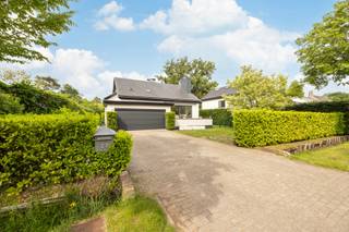 <p>Rustig gelegen vlakbij het kasteel van 's Gravenwezel bevindt zich deze split-level woning op ca. 1103 m² in een doodlopende straat.</p>
<p><br /><span><strong>Indeling</strong></span></p>
<p>Inkomhal met gastentoilet en vestiairekast.</p>
<p>Verdieping + 0,5 : Toegang tot de royale leefruimte op parket, ingedeeld in een ruim salon voorzien van een gashaard en een eetkamer. Dankzij de vele en grote raampartijen is er een overvloed aan natuurlijke lichtinval.</p>
<p>De leefruimte bevindt zich tussen twee terrassen: aan de voorzijde geeft een schuifraam toegang tot het voorterras, terwijl de achterzijde is voorzien van een volledig glazen vouwwand naar het achterterras. Als beide worden geopend, vloeien binnen- en buitenruimte naadloos in elkaar over, waardoor de leefruimte een open en ruimtelijk gevoel creëert. De natuurlijke ventilatie zorgt bovendien voor een aangename, frisse bries doorheen de woning.</p>
<p>Vanuit de leefruimte is er toegang tot de vernieuwde maatkeuken (2020), voorzien van alle hedendaagse comfort en is uitgerust met een werkblad in composiet, een combioven/stoomoven, een combioven/microgolfoven, kookplaat, dampkap, vaatwasmachine, koelkast, diepvriezer en tal van praktische opbergladen.</p>
<p>Zowel vanuit de leefruimte als vanuit de keuken is er toegang tot het ruime terras van ca. 60 m²(2020) en de omheinde tuin.</p>
<p>Op deze verdieping bevindt zich eveneens de hoofdslaapkamer met ingemaakte kasten en een ensuite badkamer uitgerust met een dubbele lavabo en ligbad met douche combinatie.</p>
<p><strong><span>Verdieping +1</span>:</strong> overloop met een aparte bureau- of hobbyruimte.</p>
<p><strong><span>Verdieping +1,5</span>:</strong> twee slaapkamers tot in de nok van het dak, waarvan één ruime kamer, een badkamer uitgerust met een dubbele lavabo en ligbad, en een apart toilet op de nachthal. Op deze verdieping bevindt zich tevens een zolderberging, die mogelijkheden biedt voor extra bergruimte of een uitbreiding van de slaapkamer.<br /><br /><span><strong>Bijzonderheden</strong></span><br />- luchtverwarming op aardgas<br />- overal nieuwe ramen - PVC of aluminium (2020)<br />- bevloering parket en marmer<br />- zonneluifel aan het terras vooraan<br />- zonnewering slpkrs. boven<br />- dubbele inpandige garage met sectionaal poort<br />- ruime kelder en kruipkelder <br />- recente schilderwerken<br />- elektriciteit conform<br />- EPC label D - 395 kWh/m²<br /><br /><span><strong>Stedenbouw</strong></span>: Vg-Wp-Gvv-Gvkr-Gmo-Gworg</p>