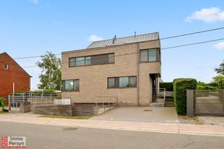 <br /><br />Zoek je een unieke en veelzijdige vastgoedopportuniteit in Bekkevoort?<br />Dit uitzonderlijke complex aan de Oude Leuvensebaan 86A+86B+86C combineert een strategische ligging met een indrukwekkende perceelgrootte. Het eigendom bestaat uit maar liefst drie volwaardige appartementen in één gebouw én een aanpalende bouwgrond.<br />De 2 appartementen op het gelijkvloers staan vandaag gekend als serviceflats. Men kan ook kiezen om een medisch beroep uit te oefenen op het gelijkvloerse verdiep.<br /><br />Bij het hoofdgebouw hoort bovendien een rustige, mooie tuin waar je heerlijk kunt ontspannen in de jacuzzi. <br />Op het vlak van renovatie hoef je je hier de komende jaren absoluut geen zorgen te maken: het gebouw dateert van het bouwjaar 2012, is volledig instapklaar en er rust geen enkele renovatieplicht op het pand.<br />Bij het hoofdgebouw hoort bovendien een rustige, mooie tuin waar je heerlijk kunt ontspannen in de jacuzzi. <br />Op het vlak van energiezuinigheid hoef je je hier de komende jaren absoluut geen zorgen te maken: het gebouw dateert van het bouwjaar 2012, is volledig instapklaar en meteen beschikbaar.<br /><br />De energiezuinigheid is dan ook een van de absolute grootste troeven van dit moderne complex. Dankzij de uitstekende isolatiewaarden beschikken de eenheden over fantastische EPC-scores (variërend van label B tot een energiezuinige A-score van 100 kWh/m² jaar. De verwarming is voorzien via een slimme en efficiënte combinatie van aardgas en een lucht/lucht warmtepomp. Daarnaast geniet je van extra leefcomfort dankzij de aanwezige airco in de leefruimte en de grote slaapkamer boven. Als ecologische én kostenbesparende bonus zijn alle toiletten en de drie buitenkranen volledig aangesloten op de grote regenwaterput.<br /><br /><br /><br /><strong><u>INDELING:</u></strong><br /><strong>Gelijkvloers:</strong> inkomhallen, traphal, leefruimtes, open keukens, slaapkamers, badkamers, bergingen, toiletten.<br /><strong>1ste verdieping:</strong> traphal, woonkamer, open keuken, slaapkamer, douchekamer, toilet, berging, dakterras.<br /><strong>2de verdieping:</strong> nachthal, vide, slaapkamer, dressing, badkamer, berging.<br /><strong>Zolder:</strong> opslagruimte.<br /><strong>Tuin:</strong> terras, jacuzzi, gazon, aanpalende bouwgrond.<br /><strong>Kelder:</strong> ondergrondse parkeergarage, traphal, cv-ruimte, tellerlokaal, bergingen<br /><br />Het bovenste duplex appartement mag gehuurd worden enkel voor eigen gebruik. De 2 gelijkvloerse units kunnen enkel verhuurd worden voor medische doelstellingen, dit kan bijvoorbeeld zijn: kinesist, logopedist, dokter, psycholoog, tandarts,...<br /><br />Voorbeeld: thuisverpleegster met eigen praktijk kan de 2 gelijkvloerse appartementen ook verhuren als assistentiewoning aan hulpbehoevende personen<br /><br />Ervaar zelf de vele voordelen van deze woning tijdens een persoonlijke rondleiding.<br /><br /> Mail naar verhuur@immopersyn.be of bel 013 444 008