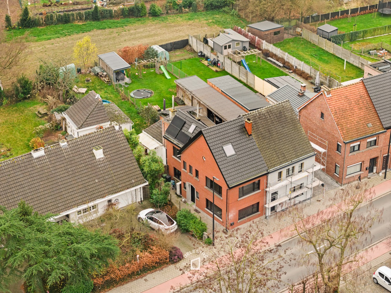 INSTAPKLARE, TRENDY HALFOPEN BEBOUWING MET TUIN EN MODERNE TECHNIEKEN - foto 2