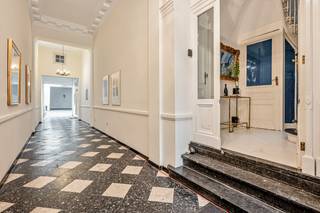 <p>Voor meer info of een bezoek, bel 054 78 90 00 - Ontdek dit <strong>volledig gerenoveerde herenhuis</strong>, ideaal gelegen in het centrum van Brussel, op wandelafstand van alle voorzieningen. Tijdens de renovatie werd het <strong>authentiek karakter</strong> zorgvuldig behouden, wat het pand een unieke en charmante uitstraling geeft.</p><p></p><p>Dit gebouw vormt een sterke investeringsopportuniteit met een geschat maandrendement van circa €6.000. Op het gelijkvloers bevinden zich een éénslaapkamerappartement (±€800 + €100 lasten) en een studio (±€700 + €50 lasten), elk met eigen keuken en badkamer.</p><p></p><p>De eerste verdieping omvat een ruim appartement met twee slaapkamers, twee badkamers en een groot terras, met een huurpotentieel van ±€1.900 + €100 lasten. Op de tweede verdieping bevindt zich een duplex appartement met twee slaapkamers en zolder, momenteel verhuurd aan €1.300 + €100 lasten.</p><p></p><p>Achteraan is <strong>parkeermogelijkheid </strong>aanwezig. Extra troef is de ruime, geïsoleerde kelder, ideaal als opslagruimte of wijnkelder.</p><p></p><p>Een interessante opportuniteit voor investeerders die op zoek zijn naar <strong>een karaktervol pand met solide rendement in hartje Brussel</strong>. </p>