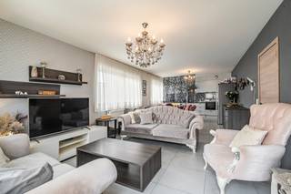 [[ DIT PAND NEEMT DEEL AAN DE ERA OPEN HUIZEN DAG OP 19/9 VAN 17:30 TOT 18:30 ]]<br /><br />Dit appartement uit 2013 is vlot bereikbaar en geniet van een gunstige ligging vlak bij het centrum van Lokeren. Dankzij de perfecte oriëntatie geniet u van een lichtrijke woonkamer en een zonnig terras, terwijl de slaapkamers aangenaam koel blijven. Met drie volwaardige slaapkamers biedt deze woning alle comfort voor gezinnen, koppels of wie extra ruimte zoekt. De residentiële omgeving zorgt voor een aangename woonbeleving met winkels, scholen en openbaar vervoer in de nabije omgeving. Bovendien beschikt het appartement over een EPC-label C (Wordt B-score na aanbreng extra attest).<br /><br />Belangrijkste ruimtes:<br />• Ruime woonkamer (37 m²) met veel lichtinval en toegang tot het terras<br />• Terras (6 m²) met zonnige oriëntatie<br />• Functionele badkamer (7 m²) met douche en ligbad<br />• Drie ruime slaapkamers (10 m², 13 m² en 14 m²)<br />• Praktische berging (2 m²)<br />• Inkomhal (9 m²)<br />• Apart toilet<br /><br />Troeven:<br />• Vlot bereikbaar en dichtbij het centrum van Lokeren<br />• Perfect georiënteerd met zonnig terras en lichtrijke woonkamer<br />• Drie ruime slaapkamers met aangenaam slaapcomfort<br /><br />Neem vandaag nog contact op met je ERA-makelaar voor een bezoek.<br /><br />JOUW DROOMAPPARTEMENT. ZO GEVONDEN!