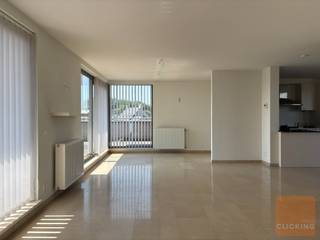 Stap binnen in een uniek en heel ruim appartement (360m2 totaal) aan de rand van Brussel. Deze exclusieve penthouse met drie slaapkamers en twee badkamers biedt een ongeëvenaarde combinatie van luxe, ruimte en uitzicht.<br />Met terrassen die het appartement volledig omringen, geniet u van een 360° panoramisch zicht op iconische Brusselse monumenten zoals de Basiliek van Koekelberg en het indrukwekkende Atomium. Hier woon je letterlijk boven de stad, in een oase van rust en licht en een panoramisch zicht over de stad én het groen. BUITEN-GEWOON. <br />Deze penthouse beschikt over drie ruime slaapkamers die perfect zijn voor een gezin, thuiskantoor of extra logeerkamer. De twee moderne badkamers zijn stijlvol afgewerkt en voorzien van alle comfort. Dankzij de rondom gelegen terrassen (200m2) geniet u op elk moment van de dag van zon, licht en een ongehinderd uitzicht over Brussel.<br />Het is gelegen in een rustige, groene buurt, het Laarbeekbos, vlak bij winkels, openbaar vervoer en op slechts een steenworp van het bruisende stadscentrum van Brussel. <strong>Parkeren doe je op de twee staanplaatsen in de garage en zijn verplicht mee aan te kopen aan 28.000 € per parking</strong>. Maandelijkse lasten: 280€/maand (elek., water, onderhoud, lift) + 73€ reservefonds.<br />Bent u op zoek naar een combinatie van elegantie, comfort en een fenomenaal uitzicht? Dan is deze penthouse de plek waar je thuiskomt. Vrij bij akte.<br />Neem vandaag nog contact op voor een bezoek – laat u verrassen door deze zeldzame penthouse aan de rand van de hoofdstad. <br />Voor meer info of een bezoek: Immo Clicking 02/608 17 10 of whats app Ann 0493/56 51 81.