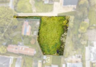 <p>In de Sterrestraat te Heurne, een deelgemeente van Oudenaarde, vindt u deze bouwgrond met de mogelijkheid om een vrijstaande woning te realiseren.</p><p>De ligging combineert een rustige, residentiële woonomgeving met de nabijheid van het centrum van Oudenaarde, waar u terechtkunt voor winkels, scholen, horeca en andere dagelijkse voorzieningen. Bovendien biedt de omgeving de kans om te genieten van het groen en de landelijke charme van de Vlaamse Ardennen.</p><p>Volgens de verkavelingsvergunning van 1986 dienen volgende bouwvoorschriften in acht genomen te worden:<br />- Bouwlijn 6 à 10m achter de rooilijn.<br />- De pas van het gelijkvloers mag niet meer bedragen dan 0,35 m bedragen boven het bestaande maaiveld.<br />- Maximum bouwdiepte: 20 m.<br />- Maximum hoogte: 3,50 m (afstand tussen inkomdorpel en bovenzijde kroonlijst).<br />- Bedaking (zadeldak, tent- of schilddak) in harmonie met de bedaking van de bestaande gebouwen in de omgeving, voorzien met een helling die begrepen is tussen 35° en 55°.<br />- Garage moet in het hoofdgebouw ondergebracht worden, afritten naar ondergrondse garages en trappen zijn verboden in voor- en zijgevels.<br />- De voortuinstrook wordt als tuin aangelegd, uitzondering wordt gemaakt voor de functionele verharding die tot een minimum moet worden beperkt.<br />- Tuinhuizen van max. 6 m² zijn toegelaten op 2 m van de perceelsgrenzen.<br />- De perceelsgrenzen afsluiten met een haag ofwel met stijl- en vlechtdraad van maximum 1,50 m hoogte aan de grond.</p><p>Een mooie opportuniteit voor wie op zoek is naar ruimte, privacy en de vrijheid om een eigen thuis te creëren.</p>