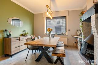 Bent u op zoek naar de ideale balans tussen wonen en werken op één adres? Deze veelzijdige gezinswoning, centraal gelegen in Harelbeke, biedt alle ruimte en faciliteiten om dit moeiteloos te combineren.Op het gelijkvloers vindt u een sfeervolle leef- en eetruimte, een ruime keuken en een riante badkamer uitgerust met zowel een ligbad als een douche. Vanuit de woning heeft u directe toegang tot de aangename tuin met een groot terras.Een grote troef is de naastliggende praktijkruimte met een eigen, aparte ingang. Deze professionele ruimte omvat een wachtzaal met toilet en een praktijkruimte voorzien van een kitchenette. Handig is dat het werkgedeelte ook direct toegankelijk is vanuit het woongedeelte.De eerste verdieping biedt plaats aan drie slaapkamers — één grote en twee wat kleinere — en een handige doucheruimte met toilet. De zolder is volledig ingericht als prachtige master bedroom, compleet met een inloopdressing. Bovendien is de volledige woning onderkelderd, wat zorgt voor een overvloed aan extra bergruimte.Bent u benieuwd naar de mogelijkheden van dit unieke pand in het centrum van Harelbeke? Voor meer informatie of het inplannen van een bezoek kunt u mailen naar info@property-vastgoed.be of bel ons op 056 96 08 00.