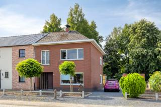 Gerenoveerde woning met 3 kamers, garage en gezellige tuin! Indeling gelijkvloers: inkomhal, apart toilet, woonkamer met eetplaats, keuken en berging/ wasplaats. Op de 1ste verdieping: nachthal, 3 slaapkamers en badkamer met ligbad en lavabo. Kelder en grote bergzolder aanwezig (mogelijkheid tot creëren extra kamers). Gezellige tuin (zuidoost georiënteerd) met grote garage. Centraal gelegen, op wandelafstand van openbaar vervoer, winkels, scholen en centrum Tremelo.