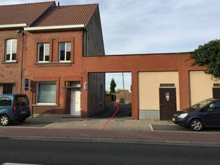 Metalen afsluitbare garagebox nr 6 te huur, geen elektriciteit of water aanwezig.<br />Voor meer info, een bezoek, bel 056/705262 optie verhuur.<br />Bezoeken niet mogelijk gedurende de maand september 2026.<br /><br /><u>Voorwaarden :</u> <br />Beschikbaar vanaf : 01 januari 2027<br />HP : 90 euro/maand + Onroerende voorheffing - voor een niet professioneel<br />HP : 126 euro/maand + Onroerende voorheffing - voor een professioneel<br />HWB : 270 euro of 378 euro<br />Huurcontract van 1 jaar, kan vervroegd verbroken worden onder voorwaarden.