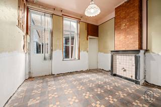 Deze te renoveren woning ligt in het centrum van Ronse, op 5 minuten van scholen en openbaar vervoer.INDELING: zithoek en eetruimte, keuken, koer met...