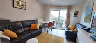 Een gezellig 1-slaapkamerappartement met lateraal zeezicht, perfect voor wie op zoek is naar comfort en een schitterende locatie. De lichtrijke living vormt het hart van dit appartement en staat in open verbinding met de moderne keuken. Deze is volledig uitgerust met een dampkap, elektrisch fornuis, koelkast met vriesvakje en een oven, ideaal voor de culinaire liefhebber. De badkamer beschikt over een douche en het toilet is apart, wat extra privacy en gemak biedt. Het gebouw is voorzien van een lift, wat zorgt voor extra comfort, en er is ook een fietsenberging beschikbaar voor de actieve huurder. Het appartement bevindt zich op wandelafstand van winkels en openbaar vervoer, waardoor alle dagelijkse benodigdheden binnen handbereik zijn. Bovendien is er een klein balkonnetje aan de voorzijde, waar u kunt genieten van een kopje koffie en het uitzicht. Dit aantrekkelijke appartement is beschikbaar vanaf 01/11/2026 en heeft een huurprijs van 725 euro per maand, plus een voorschot van 60 euro voor de algemene onkosten. Ben je geïnteresseerd in dit pand te huur in Oostende? Ga naar de website www.dermul.be, klik op het pand dat je wenst te huren. Via de knop "ik heb interesse" vragen we u kort een profiel in te vullen. Daarna nemen we contact op voor een bezoek. Telefonisch kunnen er geen afspraken gemaakt worden.