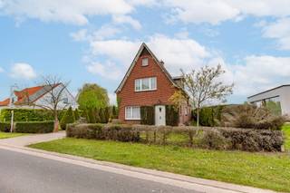 <br />Welkom in de Kortenbosstraat 67 in Wetteren, waar rust en ruimte centraal staan. Deze woning is gelegen op een breed perceel van 851 m² en biedt een bewoonbare oppervlakte van 130 m², ideaal voor wie op zoek is naar een woning met potentieel en een aangename buitenomgeving.<br /><br />Via de inkomhal betreedt u de woning, die beschikt over een lichtrijke leefruimte en een praktische indeling. De woning omvat drie volwaardige slaapkamers, een badkamer en een apart toilet. Daarnaast is er een kelder aanwezig, ideaal voor extra opslagruimte.<br /><br />Buiten geniet u van een bijzonder grote en goed onderhouden tuin van ca. 550 m², waar u de hele dag door van de zon kan genieten. De tuin beschikt over een garage, tuinberging en een regenput met grondwater, wat bijdraagt aan het gebruiksgemak.<br /><br />De woning wordt verwarmd met een aardgaskachel. Houd er rekening mee dat de elektriciteit niet conform is en het EPC-label F bedraagt. Dit biedt echter opportuniteiten voor renovatie (mooie premies van de overheid) en het volledig naar eigen smaak inrichten van de woning. <br /><br />Kortom, een interessante eigendom voor wie ruimte, een groot perceel en renovatiemogelijkheden weet te appreciëren.<br /><br />Maak snel uw afspraak via 0471 65 25 34 of via info@vicusvastgoed.be