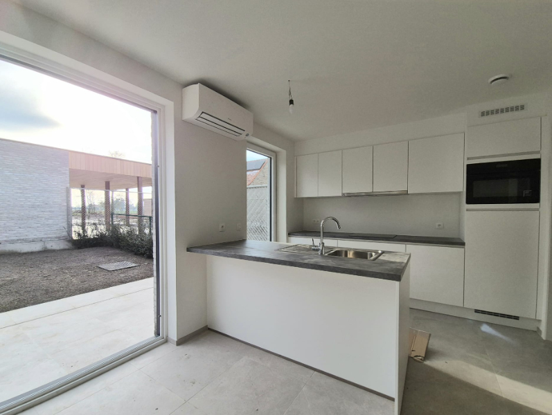 Hooglede: gesloten nieuwbouwwoning met 3 slaapkamers, zuid-gerichte tuin, carport en berging op een perceel van 169 m², centrale ligging - foto 2