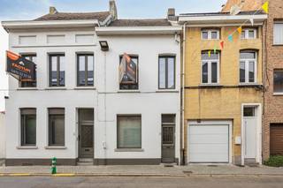 <p><span>Deze gesloten woning biedt een fijne combinatie van licht, ruimte en potentieel.</span></p><p><span>De woning beschikt over een lichtrijke living waar het natuurlijke daglicht zorgt voor een aangename en gezellige leefruimte. Verder zijn er 2 slaapkamers, ideaal voor een gezin, koppel of wie graag over een extra kamer beschikt.</span></p><p><span>Een bijkomende troef is de ruime zolderruimte. Deze biedt heel wat mogelijkheden en kan, afhankelijk van de gewenste inrichting, worden ingericht als extra slaapkamer(s), bureau, hobbyruimte, speelkamer of polyvalente ruimte.</span></p><p><span>Ook de tuin is een mooie troef van deze woning. Hier kan je genieten van de buitenruimte en naar eigen smaak een gezellige plek creëren om te ontspannen.</span></p><p><span>Deze woning vormt een mooie basis voor wie op zoek is naar een woning in Mechelen en graag de beschikbare ruimtes optimaal wil benutten en naar eigen wensen wil inrichten.</span></p><h3><span>Troeven</span></h3><ul><li><span>Gelegen in Mechelen</span></li><li><span>Lichtrijke living</span></li><li><span>2 slaapkamers</span></li><li><span>Ruime zolderruimte met mogelijkheden</span></li><li><span>Mogelijkheid tot extra slaapkamer(s), bureau of hobbyruimte</span></li><li><span>Aangename tuin</span></li><li><span>Verschillende mogelijkheden om de woning naar eigen smaak in te richten</span></li></ul><p><span> </span></p><p><span>Een woning met ruimte en potentieel, ideaal voor wie op zoek is naar een woning die kan meegroeien met zijn of haar wensen. Zeker een bezoek waard!</span></p><p><span> </span></p><p><span>Interesse? Neem gerust contact op voor meer informatie of een bezoek ter plaatse.</span></p>