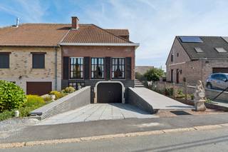 <p><span>+++ Monnikveldstraat 6, Roosdaal +++<br /><br />Deze ruime gezinswoning is gelegen in een </span><strong><span>rustige straat</span></strong><span> en biedt dankzij haar royale volumes, grote tuin en uitbreidingsmogelijkheden heel wat potentieel. De woning is op te frissen en vormt een uitstekende basis voor wie op zoek is naar ruimte en een woning volledig naar eigen smaak wil inrichten. </span><span>Het </span><strong><span>gelijkvloers</span></strong><span> omvat een inkomhal met apart gastentoilet, een ruime leefruimte en een </span><strong><span>zeer ruime leefkeuken</span></strong><span> en praktische berging. Verder bevinden zich op deze verdieping </span><strong><span>2 slaapkamers</span></strong><span> en een badkamer, uitgerust met zowel een douche als een ligbad. </span><span>Vanuit het gelijkvloers is er toegang tot een </span><strong><span>ruim terras</span></strong><span>. De grote tuin bevindt zich een niveau lager, </span><strong><span>op het niveau van de kelderverdieping</span></strong><span>, en dient nog te worden aangelegd. Hierdoor kan de toekomstige eigenaar de tuin volledig naar eigen smaak en wensen vormgeven. </span><span>Via een </span><strong><span>vaste trap</span></strong><span> bereik je de ruime zolder. Deze biedt heel wat extra mogelijkheden en kan, mits de nodige inrichting en aanpassingen, worden omgevormd tot </span><strong><span>2 bijkomende slaapkamers</span></strong><span>. </span><span>De woning is bovendien </span><strong><span>volledig onderkelderd</span></strong><span>. Hier bevindt zich een zeer ruime inpandige garage met plaats voor 2 wagens. Daarnaast is er een zee aan extra ruimte voor onder meer berging, provisie, wasplaats en/of werkplaats. </span><span>Kortom, een ruime op te frissen gezinswoning met grote tuin, uitzonderlijk veel bergruimte en tal van uitbreidingsmogelijkheden, gelegen in een rustige woonomgeving. Interesse? Plan uw bezoek en neem contact op via <strong>0478/05 90 69</strong> of <strong>info@immoteam.be</strong>.</span></p>
