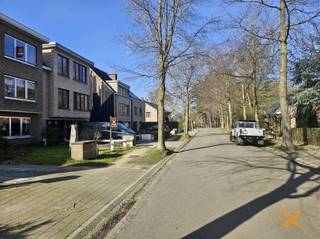 Lichtrijk appartement op 2e verdieping, in kleine residentie (slechts 3 entiteiten) in rustige woonwijk te Wondelgem, op wandelafstand van openbaar vervoer (Tram en bus) en nabijheid van winkels. Bestaande uit: inkomhal, ruime lichtrijke woonkamer/salon, nieuwe keuken (2026) met plaats voor ontbijttafel (plaats voor wasmachine en vaatwas), afzonderlijk toilet, badkamer met lavabomeubel en inloopdouche (2026), 2 slaapkamers waarvan 1 met balkon. RUIME GARAGE INBEGREPEN IN HUURPRIJS, dubbel glas, individuele centrale verwarming op aardgas (hoogrendement condensatiekete 2025). Volledig geschilderd (badkamer in afwerking). TOF GEZELLIG APPARTEMENT, ABSOLUTE TOPPER !! Bezoek enkel op afspraak met Immo-X via mail.