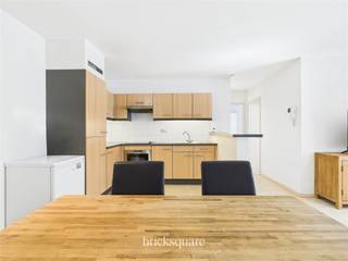 SCHAERBEEK - Découvrez cet appartement en très bon état, idéalement situé au carrefour du quartier des institutions européennes et du Cinquantenaire à Schaerbeek, à deux pas de Woluwé-Saint-Lambert.À proximité de tous les commerces (Colruyt à 200m), écoles et transports en commun (Tram 7). Les axes routiers principaux offrent un accès rapide au centre-ville et aux zones environnantes, permettant ainsi de profiter d'un cadre de vie à la fois calme et dynamique.Cet appartement de 62 m², situé au 1er étage d’une résidence récente, vous séduira par sa belle situation, ses espaces et sa luminosité. Il se compose d’un hall d’entrée, d’un grand séjour lumineux avec une cuisine équipée, d'une chambre, d'un bureau, d’une salle de douche et toilette. L'immeuble présente plusieurs atouts, notamment l’accès à son jardin privatif octroyant un espace de calme au cœur de la ville. PEB D, châssis double vitrage, électricité conforme, parlophone, local à vélo, local poubelle. Chauffage électrique, nouveau boiler (2025).Charges communes : 163 € par moisContactez BrickSquare pour plus d'informations : 02/315.25.13 ou www.bricksquare.be