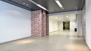 Deze instapklare commerciële ruimte is gelegen in de hoofdwinkelstraat te Tielt vlakbij de Markt. <br />Het pand heeft een oppervlakte van ± 144 m² en omvat de commerciële winkelruimte, ruime berging voor stockage, kitchenette (gootsteen, koelkast) en toilet. Ruime etalagemogelijkheid! <br /><br />Volledige kwalitatieve afwerking met natuurstenenvloer, designverlichting, centrale verwarming en airco,... <br /> <br /><br />Enkele troeven: <br /><br /><br />- Zeer verzorgd handelspand; <br /><br />- Parking voor de deur en nabij op de College-parking;<br /><br />- Centraal in Tielt in de hoofdwinkelstraat;<br /><br />- Uitstekende visibiliteit met ruime etalage;<br /><br />- Instapklaar!<br /><br /><br /><br /> <br /><br />Interesse? Goesting om te ondernemen?! Contacteer ons volledig vrijblijvend!