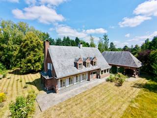 <p><strong><span>Uniek gelegen villa op ca. 3 hectare – een buitenkans voor paardenliefhebbers</span></strong></p>
<p><span>In een rustig doodlopend straatje te Sint-Job-in-'t-Goor bevindt zich deze karaktervolle, te renoveren villa op een uitzonderlijk perceel van ca. 3 hectare. Deze eigendom geniet van een </span><strong><span>uitzonderlijke privacy</span></strong><span>, omringd door groen en ver weg van alle drukte, terwijl het centrum met winkels, scholen en openbaar vervoer zich op wandelafstand bevindt. Bovendien liggen uitgestrekte bossen en natuurgebieden in de onmiddellijke omgeving.</span></p>
<p><span>Deze eigendom biedt een unieke opportuniteit voor paardenliefhebbers, hobbyruiters of wie op zoek is naar een exclusief domein met tal van mogelijkheden.</span></p>
<p><span>De villa beschikt op het gelijkvloers over een ruime inkomhal met vestiaire en gastentoilet, een lichtrijke en royale leefruimte, een keuken, een afzonderlijk bureau en een dubbele garage. Aansluitend bevinden zich twee paardenstallen en een praktische zadelkamer.</span></p>
<p><span>Op de verdieping geeft een ruime nachthal toegang tot vier volwaardige slaapkamers en een badkamer. Daarnaast beschikt de woning over een ruime zolder die bijkomende mogelijkheden biedt.</span></p>
<p><span>Buiten strekt zich een prachtig perceel van ca. 3 hectare uit, grotendeels ingericht als weide. Op het domein bevinden zich bovendien een koetshuis en drie bijkomende stallen, waardoor de eigendom perfect is uitgerust voor het houden van paarden of andere dieren.<br /><br /></span><span>Dankzij de combinatie van de </span><strong><span>uitzonderlijk rustige ligging</span></strong><span>, de </span><strong><span>grote privacy</span></strong><span>, het royale perceel en de bestaande paardeninfrastructuur vormt deze eigendom een unieke kans voor wie droomt van landelijk wonen in een groene omgeving, met alle voorzieningen binnen handbereik.</span></p>
<p><span>Een eigendom met enorm potentieel, klaar om volledig naar eigen smaak en wensen te worden gerenoveerd.<br /><br />EPC 817 kWh/m²jaar - Renovatieverplichting</span></p>
<p><span></span></p>