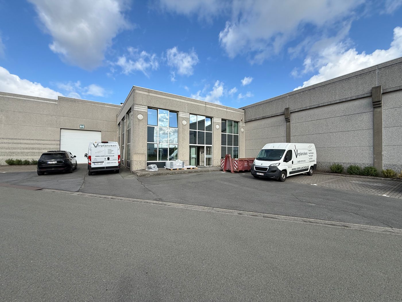 Uitstekend bereikbaar bedrijfsgebouw van 1.220 m² te huur te Gent (Desteldonk) - photo 1