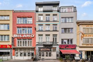 In de Statiestraat, op wandelafstand van het Centraal Station, bevindt zich dit instapklare en lichtrijke appartement op de derde verdieping van een volledig gerenoveerd gebouw.<br /><br />Het gebouw onderging in 2019 een totaalrenovatie, waardoor het appartement vandaag voldoet aan alle hedendaagse comforteisen. Dankzij de drie grote raampartijen en de zuidgerichte leefruimte geniet u hier de hele dag van een aangename lichtinval en een open ruimtegevoel.<br /><br />Met een bewoonbare oppervlakte van ca. 60 m² is het appartement praktisch en efficiënt ingedeeld. De leefruimte met open keuken vormt een aangename leefomgeving en sluit aan op het terras van 4 m², een fijne plek om even tot rust te komen.<br /><br />Indeling:<br />Lichtrijke leefruimte met open keuken (vaatwasmachine mogelijk)<br />Badkamer met inloopdouche<br />Berging<br />Terras van 4 m²<br /><br />Troeven van het appartement:<br />Lage gemeenschappelijke kosten - 50 euro/maand<br />EPC-score van 148 kWh/m² (label B)<br />Conforme elektrische keuring<br />Asbestveilig attest<br />Aparte meters voor water, gas en elektriciteit<br />Gemeenschappelijke fietsenberging<br />Gebouw gerenoveerd in 2019<br /><br />Ook als investering is dit appartement bijzonder interessant dankzij de centrale ligging en de vlotte verhuurbaarheid.<br /><br />Kortom, een ideale opportuniteit voor starters of investeerders die op zoek zijn naar een instapklaar appartement met veel licht en een uitstekende bereikbaarheid in Antwerpen.