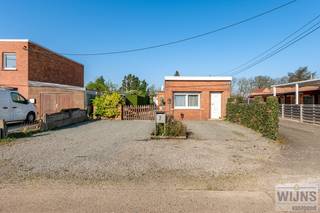 Deze woning, gebouwd rond 1950, is rustig gelegen in een doodlopende straat op een grond van 560 m².Je vindt deze woning tussen het centrum van...