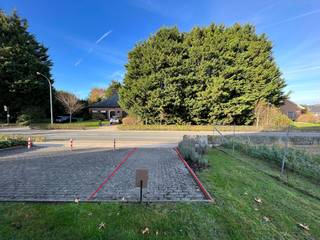 Langsheen de Lamstraat (hoek Lamstraat – Kouterstraat) in Merelbeke-Melle, vinden we deze autostaanplaats (nr. 5).Strategisch goed gelegen: op korte...