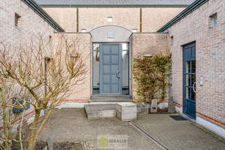 EXTRA RUIME VILLA MET EEN PRACHTIG LICHTRIJKE LEEFRUIMTE, RUIME KEUKEN, 4 SLAAPKAMERS, 2 BADKAMERS EN EEN RUIM PRAKTIJK/KANTOORGEDEELTE OP EEN...