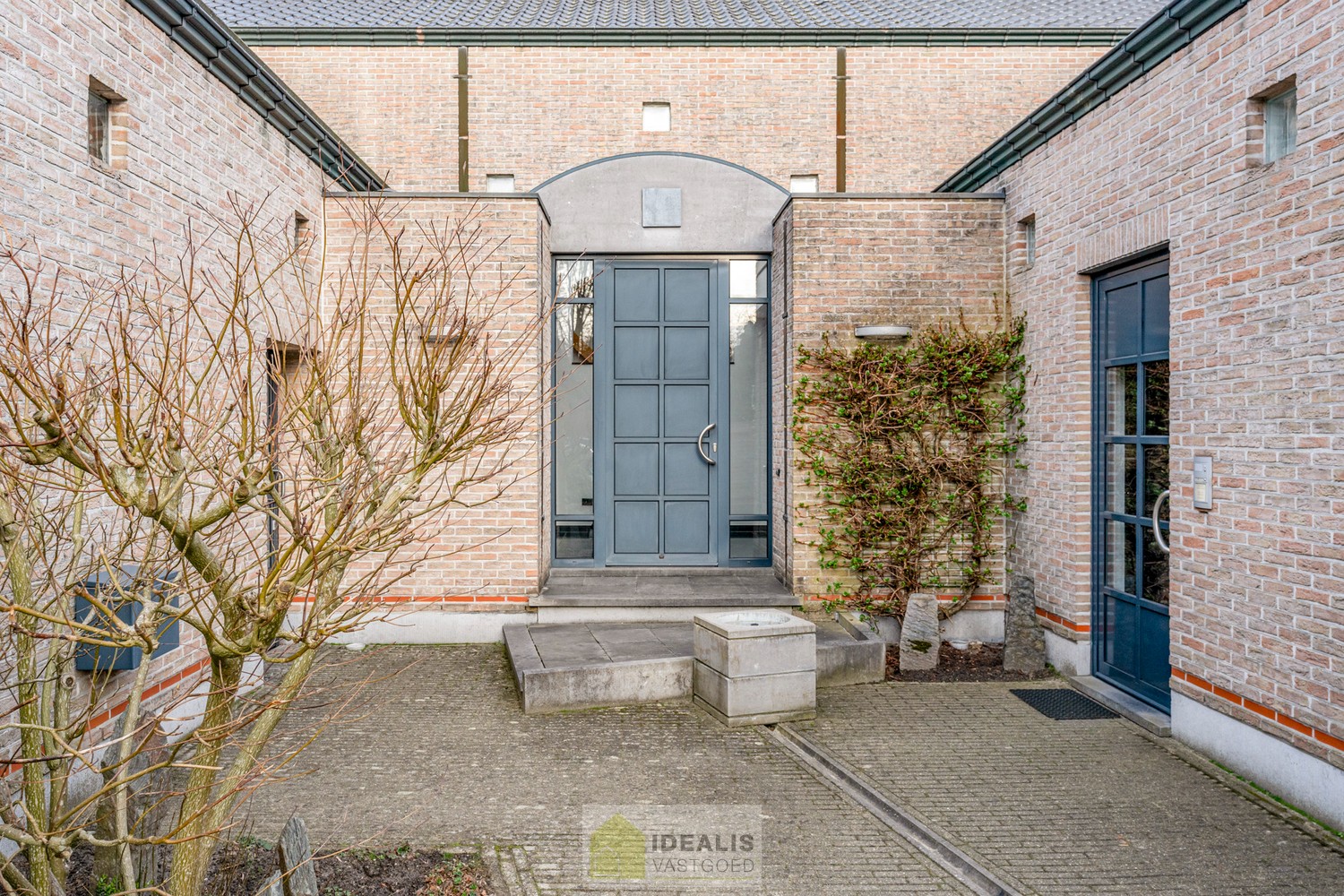 EXTRA RUIME VILLA MET EEN PRACHTIG LICHTRIJKE LEEFRUIMTE, RUIME KEUKEN, 4 SLAAPKAMERS, 2 BADKAMERS EN EEN RUIM PRAKTIJK/KANTOORGEDEELTE OP EEN RIANT EN CENTRAAL PERCEEL VAN MAAR LIEFST 16A 27CA OP EEN GUNSTIGE LOCATIE NABIJ HET CENTRUM VAN ACHEL! - foto 3