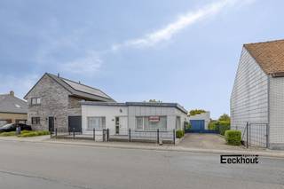 Deze woning op een ruim perceel (707 m²) is uitstekend gelegen langs een invalsweg, op korte afstand van het shoppingcenter, Aldi & Colruyt,...