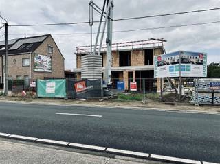 Deze gesloten bebouwing (lot 3) maakt deel uit van het project Mosselbank gelegen te Vrasene met 4 wooneenheden. We hebben het over de rechtse gesloten bebouwing. U beschikt over een inpandige garage en achterliggende tuin.De indeling van het pand is als volgt: U betreedt de woning via de inkomhal met apart toilet en vestiaire mogelijkheden. Verder door komt u terecht in de eetkamer, de zitplaats en open keuken met veel lichtinval en uitzicht op de tuin. Aanpalend aan de keuken is er een ruime berging die rechtstreekse toegang verleent tot de garage met extra ruimte voor fietsenstalling.Op de eerste verdieping bevindt zicht de nachthal met bergruimte, kastruimte, apart toilet, twee slaapkamers vooraan gelegen en één slaapkamer ligt aan de achterzijde. De Badkamer is ook gelegen aan de achtergevel en nog volledig naar uw smaak in te richten.Deze woning dient nog opgericht te worden, u kan dus nog steeds alle keuzes zelf maken.Nog enkele troeven van deze woning: Vloerverwarming met lucht/water warmtepomp, een laag energiepeil conform de geldende normen. Als we spreken over de prijs is dat exclusief btw, zonder registratie- en notariskosten! De plannen & lastenboek zijn op afspraak en zeer vrijblijvend te bekijken.