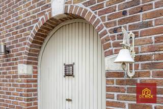 Deze instapklare en solide woning (betonconstructie) bevindt zich in de residentiële Louis Callebautstraat te Nieuwerkerken: een bijzonder rustige ligging, maar toch dicht bij winkels en het centrum van Aalst.Op het gelijkvloers omvat de woning een inkomhal met apart toilet, een lichtrijke woonkamer met gezellige open haard (witte stenen schouw), een ingerichte keuken met eethoek en aansluitende veranda. Op de eerste verdieping bevinden zich drie slaapkamers, een op te frissen badkamer en een tweede, apart toilet. De zolder is bereikbaar via een luik.Er is ruime parkeergelegenheid op de oprit, aangevuld met een garage, een terras en een tuin met een prachtig, open vergezicht.De woning beschikt over centrale verwarming op stookolie en is volledig voorzien van dubbele beglazing.